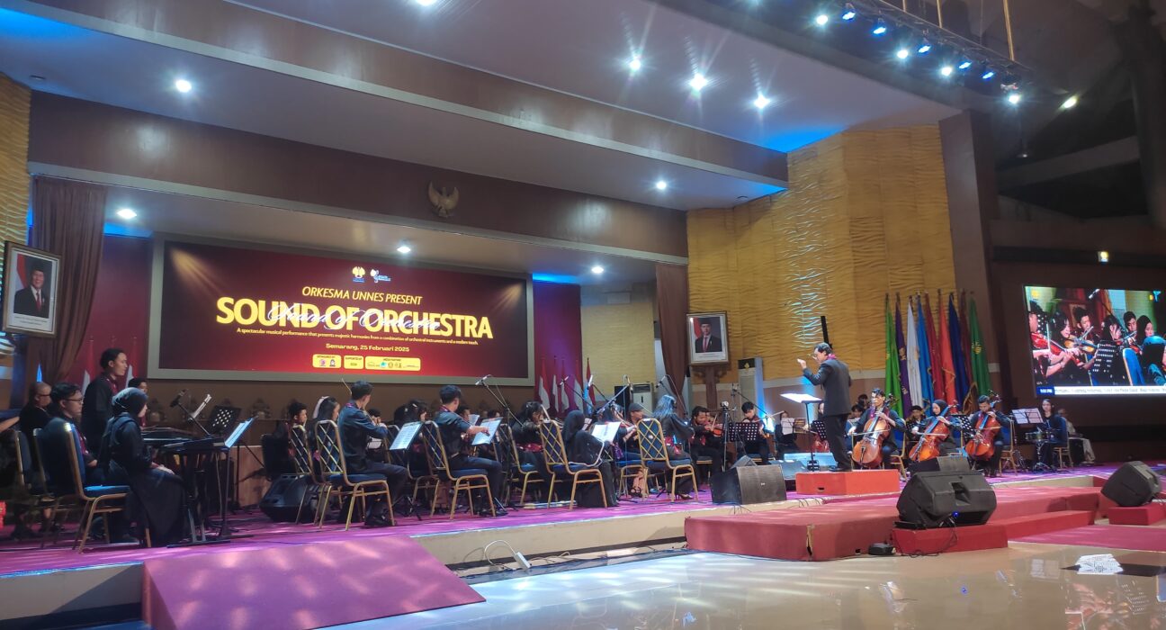 Puncak pertunjukkan orkestra yang dimainkan oleh mahasiswa Unnes, Selasa (25/02/2025) [Haidar Ali/Magang BP2M].