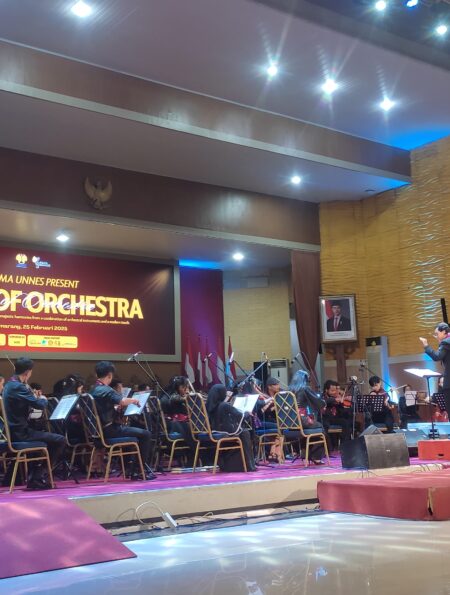 Puncak pertunjukkan orkestra yang dimainkan oleh mahasiswa Unnes, Selasa (25/02/2025) [Haidar Ali/Magang BP2M].