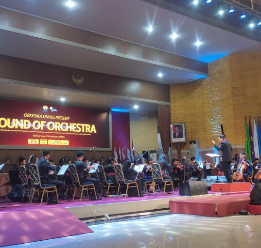 Puncak pertunjukkan orkestra yang dimainkan oleh mahasiswa Unnes, Selasa (25/02/2025) [Haidar Ali/Magang BP2M].