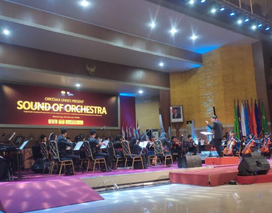 Puncak pertunjukkan orkestra yang dimainkan oleh mahasiswa Unnes, Selasa (25/02/2025) [Haidar Ali/Magang BP2M].