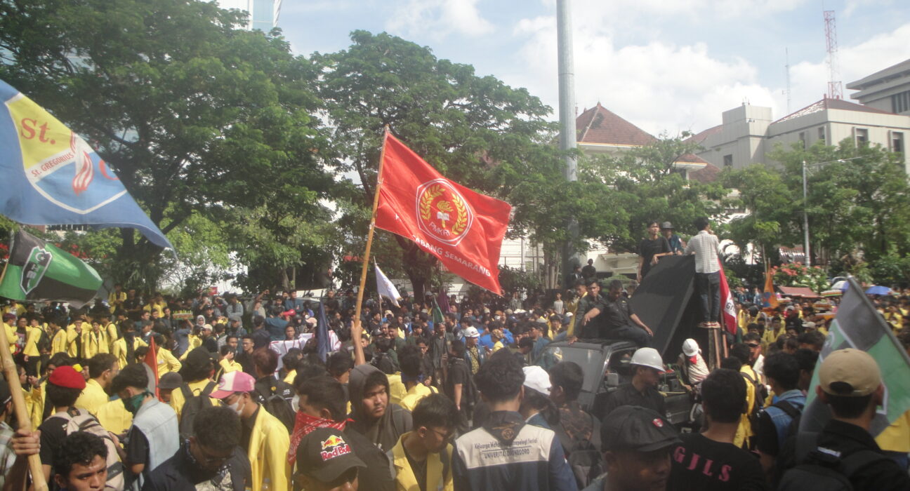 Sekumpulan mahasiswa memenuh aksi di depan Gedung DPRD Jawa Tengah (Haidar/Magang BP2M)