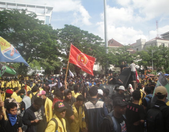 Sekumpulan mahasiswa memenuh aksi di depan Gedung DPRD Jawa Tengah (Haidar/Magang BP2M)