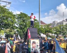 Salah satu mahasiswa berorasi terkait efisiensi dana pendidikan (Selasa, 17/02/2025) [Magang BP2M/Vittorio Dijulian Wibisono]
