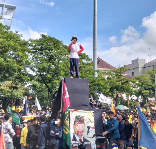 Salah satu mahasiswa berorasi terkait efisiensi dana pendidikan (Selasa, 17/02/2025) [Magang BP2M/Vittorio Dijulian Wibisono]