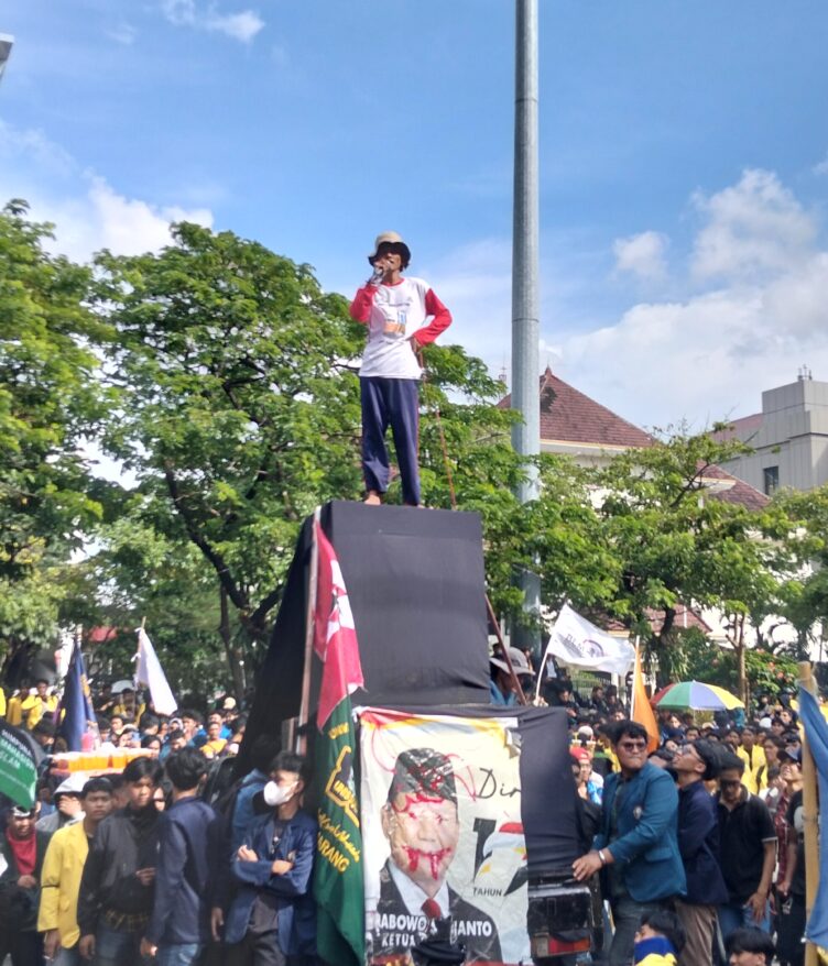 Salah satu mahasiswa berorasi terkait efisiensi dana pendidikan (Selasa, 17/02/2025) [Magang BP2M/Vittorio Dijulian Wibisono]
