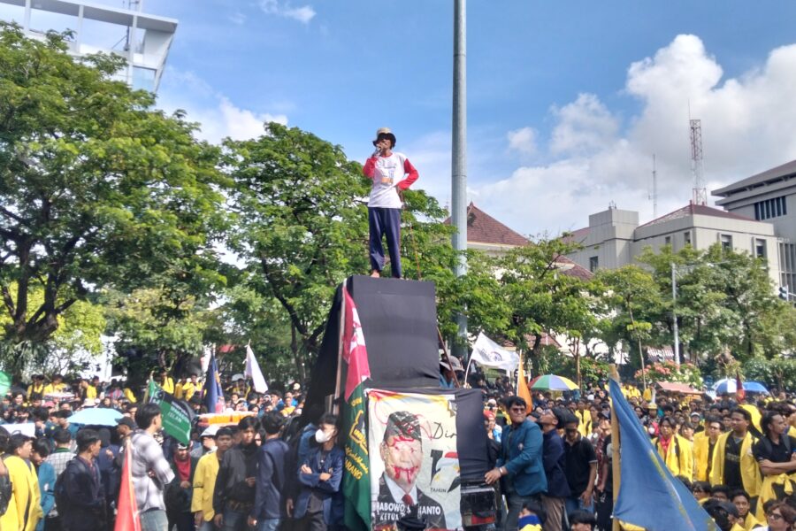 Salah satu mahasiswa berorasi terkait efisiensi dana pendidikan (Selasa, 17/02/2025) [Magang BP2M/Vittorio Dijulian Wibisono]