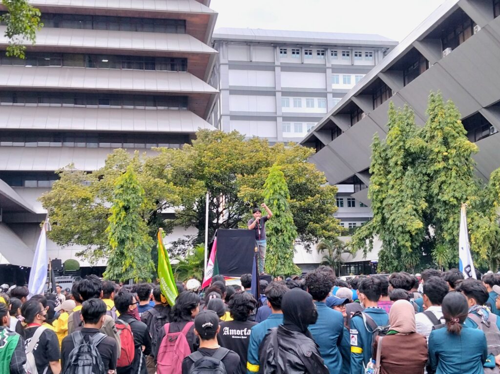 Aksi massa berhasil masuk ke dalam halaman Gedung Provinsi DPRD Jawa Tengah setelah terjadi kericuhan yang singkat, Selasa (18/02/2025) [Magang BP2M/Vittorio]

