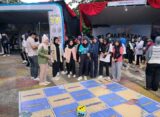 Peserta yang hadir dalam Acara Dies Natalis Unnes sedang bermain games di sekitar lapangan rektorat. (21/02/2025) [Magang BP2M/Basith Adam Farezy]