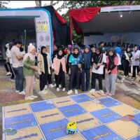 Peserta yang hadir dalam Acara Dies Natalis Unnes sedang bermain games di sekitar lapangan rektorat. (21/02/2025) [Magang BP2M/Basith Adam Farezy]