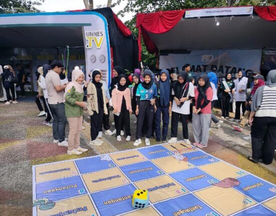 Peserta yang hadir dalam Acara Dies Natalis Unnes sedang bermain games di sekitar lapangan rektorat. (21/02/2025) [Magang BP2M/Basith Adam Farezy]