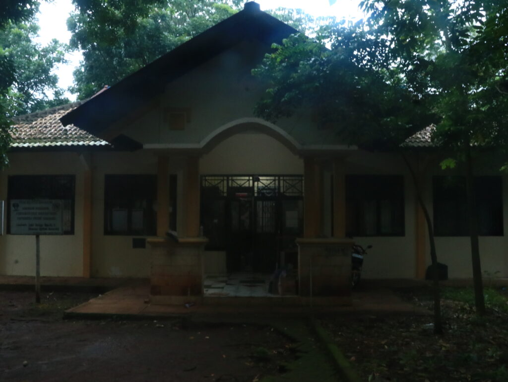 Gedung Pusat Kegiatan Mahasiswa (PKM) PGSD, salah satu gedung tua yang membutuhkan perawatan, Senin (17/2/2025) [Magang BP2M/ Gemilliano]