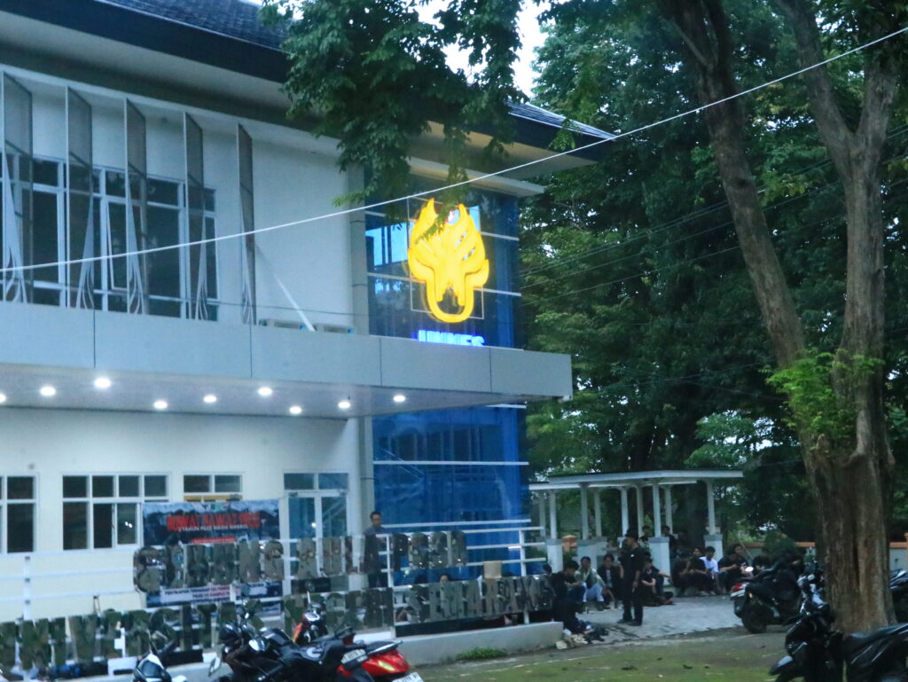 Mahasiswa berkumpul di depan Gedung Aula PGSD, Universitas Negeri Semarang untuk acara tahunan Ruwat Rawat, Senin (17/2/25) [Magang BP2M/Gemilliano]