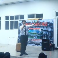 Mahasiswa PGSD UNNES gelar aksi Ruwat Rawat di Kampus Ngaliyan, menuntut perbaikan fasilitas dan menyuarakan soal isu pemindahan ke kampus pusat (Senin, 17/02/2025). [Magang BP2M/Zahwa Zahira]