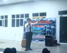 Mahasiswa PGSD UNNES gelar aksi Ruwat Rawat di Kampus Ngaliyan, menuntut perbaikan fasilitas dan menyuarakan soal isu pemindahan ke kampus pusat (Senin, 17/02/2025). [Magang BP2M/Zahwa Zahira]