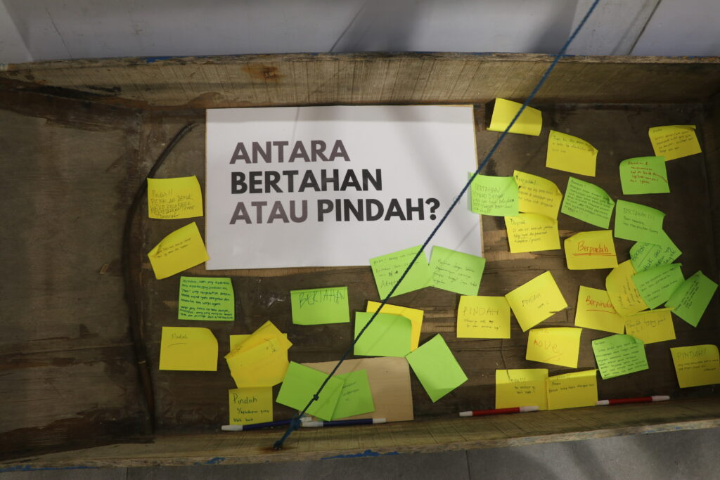 Karya ini menggambarkan dilema yang dihadapi warga Mangunharjo akibat perubahan iklim, antara bertahan atau mencari kehidupan yang lebih aman, (Selasa, 18/03/25) [ BP2M/Gusti)