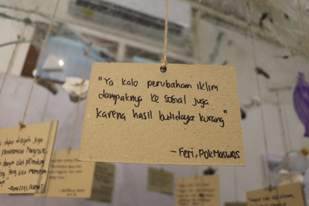 Karya berbentuk instalasi dengan potongan-potongan kertas yang digantung, menampilkan kutipan suara nelayan tentang dampak perubahan iklim, (Selasa, 18/03/25) [Magang BP2M/Haidar)
