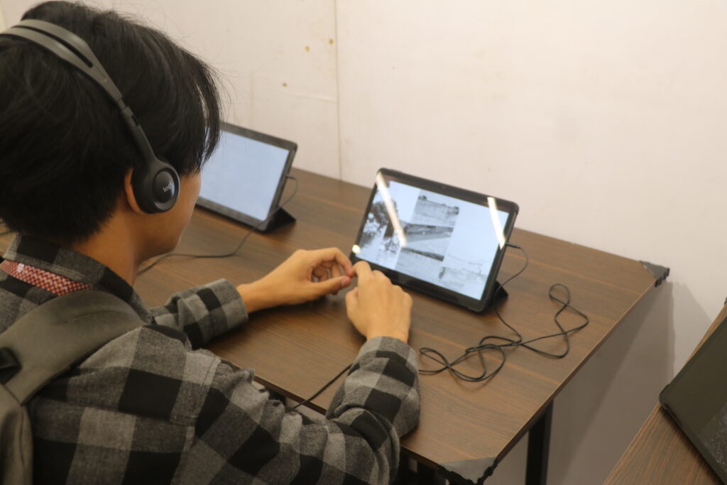 Pameran ini menghadirkan audiobook yang curahan hati dan keluhan masyarakat pesisir utara Jawa, (Selasa, 18/3/25) [Magang BP2M/Vittorio)