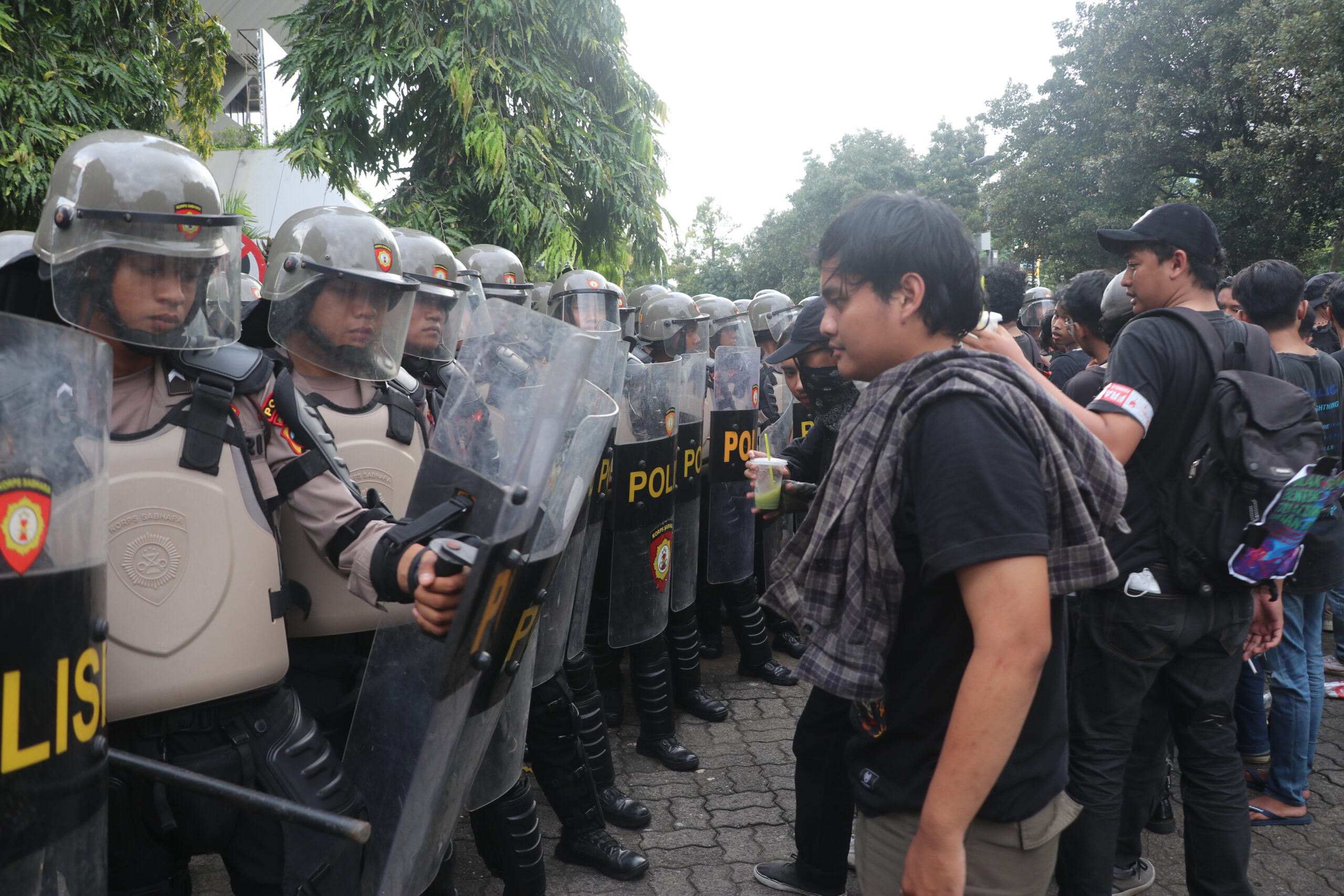 Ekspresi para pengunjuk rasa mencerminkan keberanian dan tekad, saat berhadapan langsung dengan barisan aparat kepolisian. (21/3/2025) [Salma Afifah/ Magang BP2M]