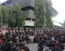 Aparat keamanan berjaga di tengah aksi demonstrasi menolak disahkannya RUU TNI (Kamis, 20/3/2025) [Salma Afifah/ Magang BP2M]