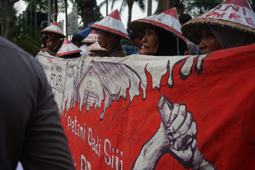 Petani Desa Pundenrejo tengah melakukan aksi sambil memegang spanduk perlawanan di depan Kantor ATR/BPN Provinsi Jawa Tengah. (Senin, 28/04/2025) [Lidwina/BP2M]
