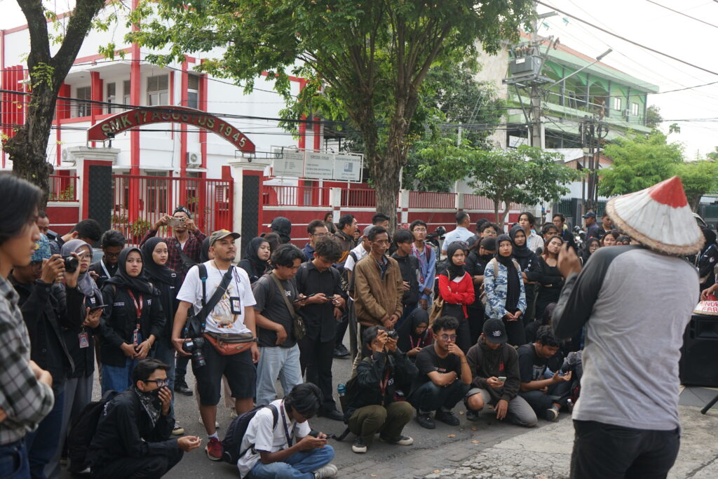 Masyarakat sipil tengah mendengarkan orasi seorang Petani Desa Pundenrejo di depan Kantor ATR/BPN Provinsi Jawa Tengah. (Senin, 28/04/2025) [Lidwina/BP2M]