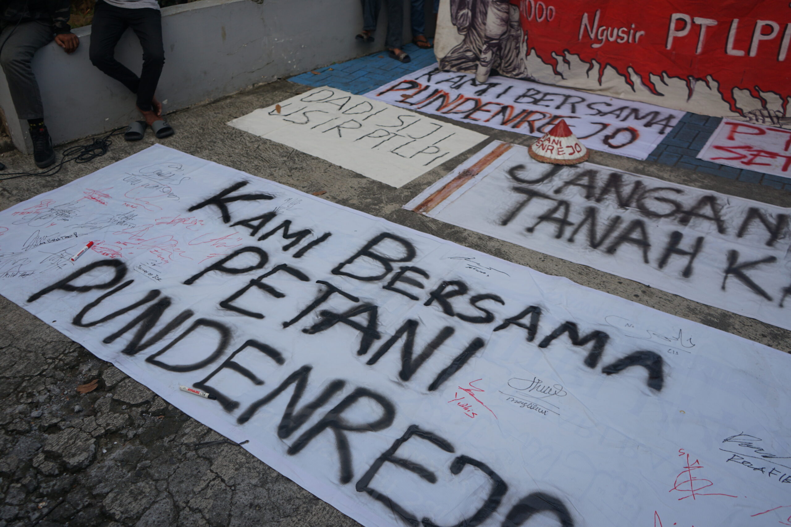 Terlihat berbagai spanduk sebagai simbol perlawanan Petani Desa Pundenrejo yang tersusun rapi di depan Kantor ATR/BPN Provinsi Jawa Tengah. (Senin, 28/04/2025) [Sultan/BP2M]