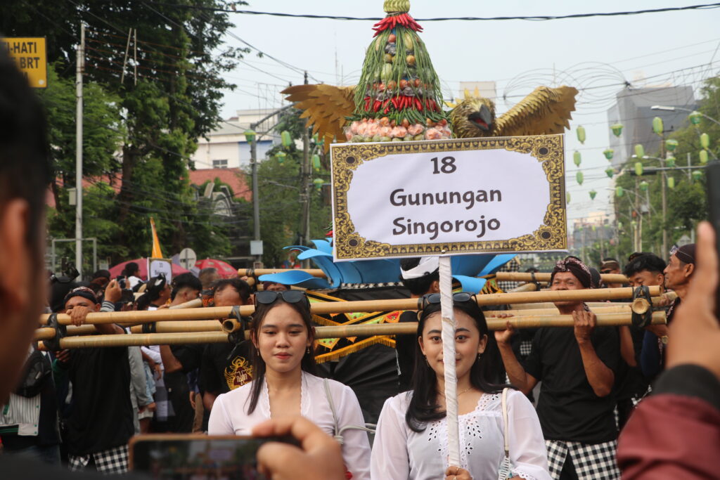 Peserta membawa Gunungan Singoharjo sebagai simbol kehidupan yang subur dan sumber daya alam yang melimpah. (Sabtu, 26/04/2025) [Husein/Magang BP2M]

