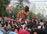Antusiasme masyarakat Kota Semarang dengan merekam pawai ogoh-ogoh dalam karnaval (Sabtu, 26/4/2025) [Husain/Magang BP2M]