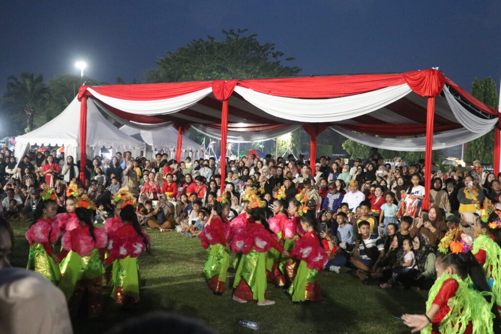 Pertunjukan tari di Lapangan Pancasila Simpang Lima berhasil menarik perhatian banyak pengunjung. (Sabtu, 26/04/2025) [Vivin/Magang BP2M]