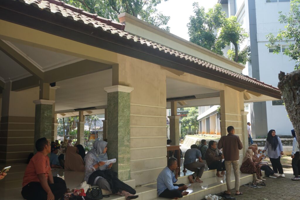 Terlihat para orang tua dan wali peserta UTBK menunggu di sekitar masjid belakang rektorat. (Rabu, 23 April 2025) [Retno/Magang BP2M]
