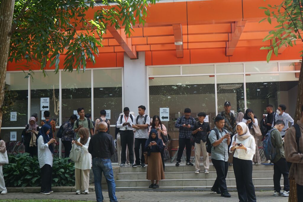 Berdiri para peserta UTBK yang menunggu gilirannya untuk sesi kedua (Rabu, 23 April 2025) [Zulfa/BP2M]