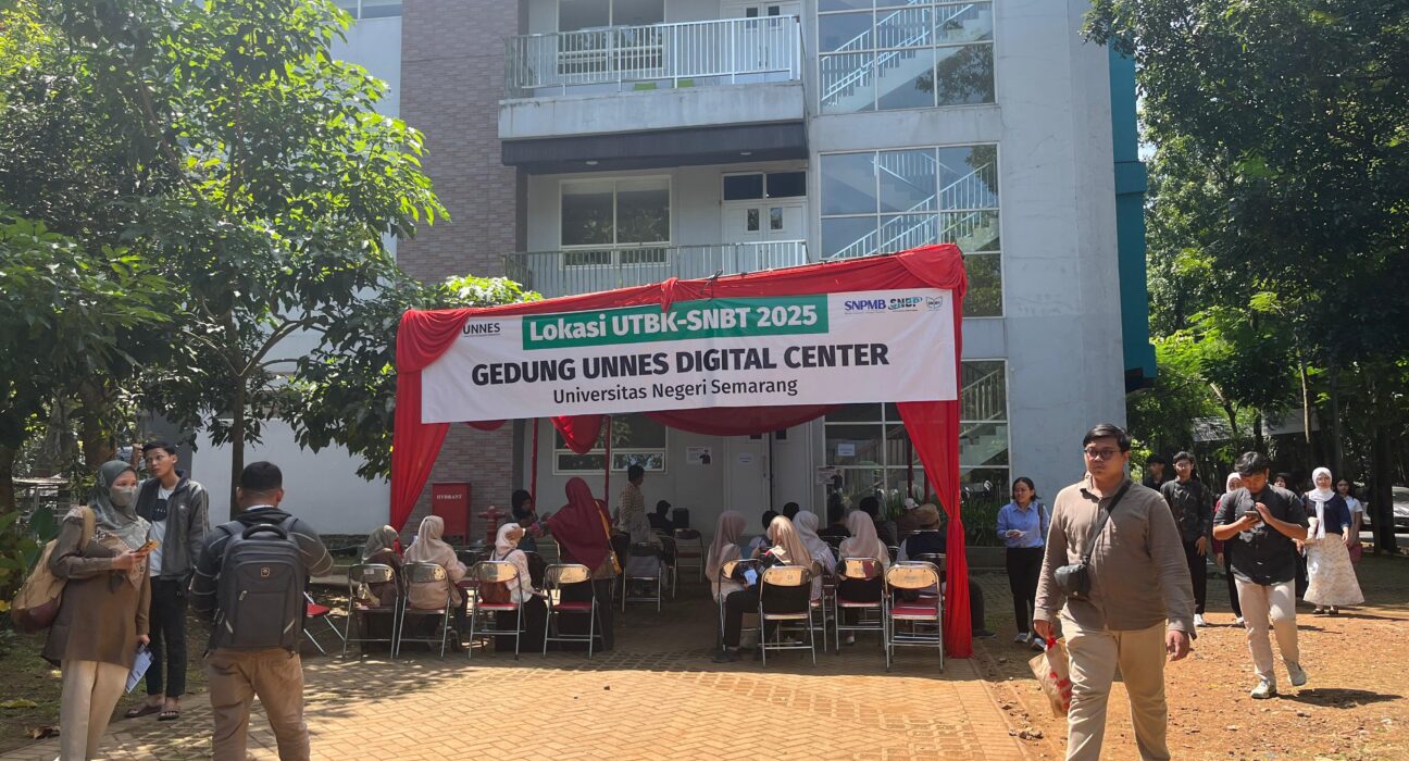 Tenda tempat para pesera UTBK berteduh dan menunggu gilirannya. (Rabu, 23 April 2025) [Gusti/BP2M]