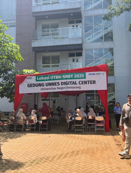 Tenda tempat para pesera UTBK berteduh dan menunggu gilirannya. (Rabu, 23 April 2025) [Gusti/BP2M]
