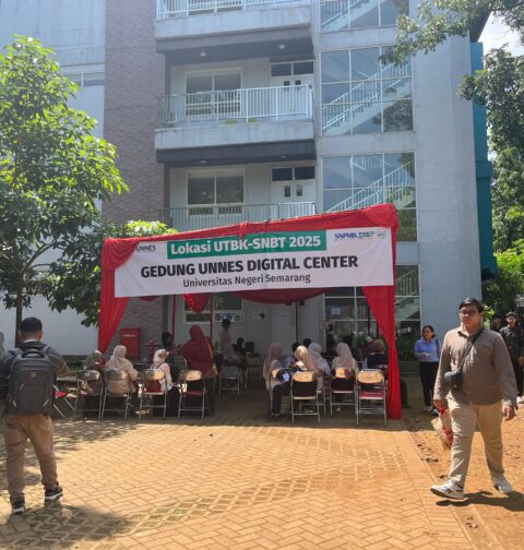 Tenda tempat para pesera UTBK berteduh dan menunggu gilirannya. (Rabu, 23 April 2025) [Gusti/BP2M]