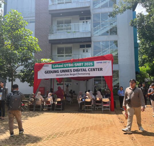 Tenda tempat para pesera UTBK berteduh dan menunggu gilirannya. (Rabu, 23 April 2025) [Gusti/BP2M]