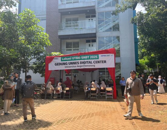 Tenda tempat para pesera UTBK berteduh dan menunggu gilirannya. (Rabu, 23 April 2025) [Gusti/BP2M]