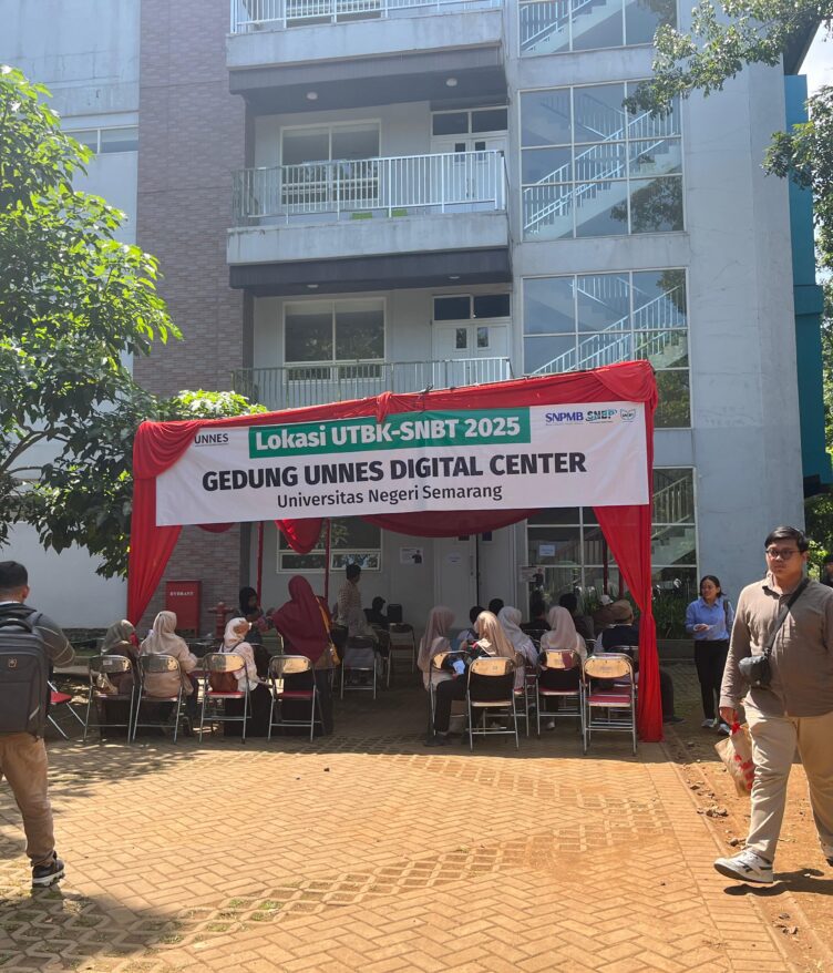 Tenda tempat para pesera UTBK berteduh dan menunggu gilirannya. (Rabu, 23 April 2025) [Gusti/BP2M]