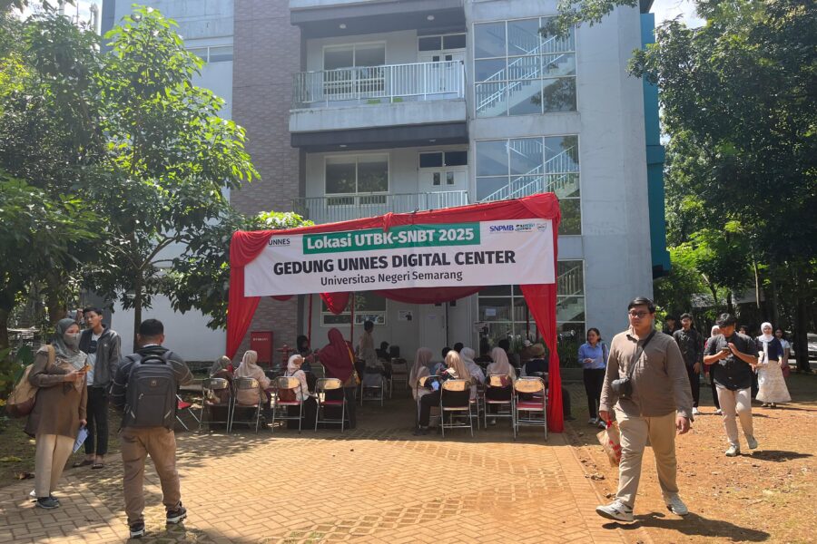 Tenda tempat para pesera UTBK berteduh dan menunggu gilirannya. (Rabu, 23 April 2025) [Gusti/BP2M]