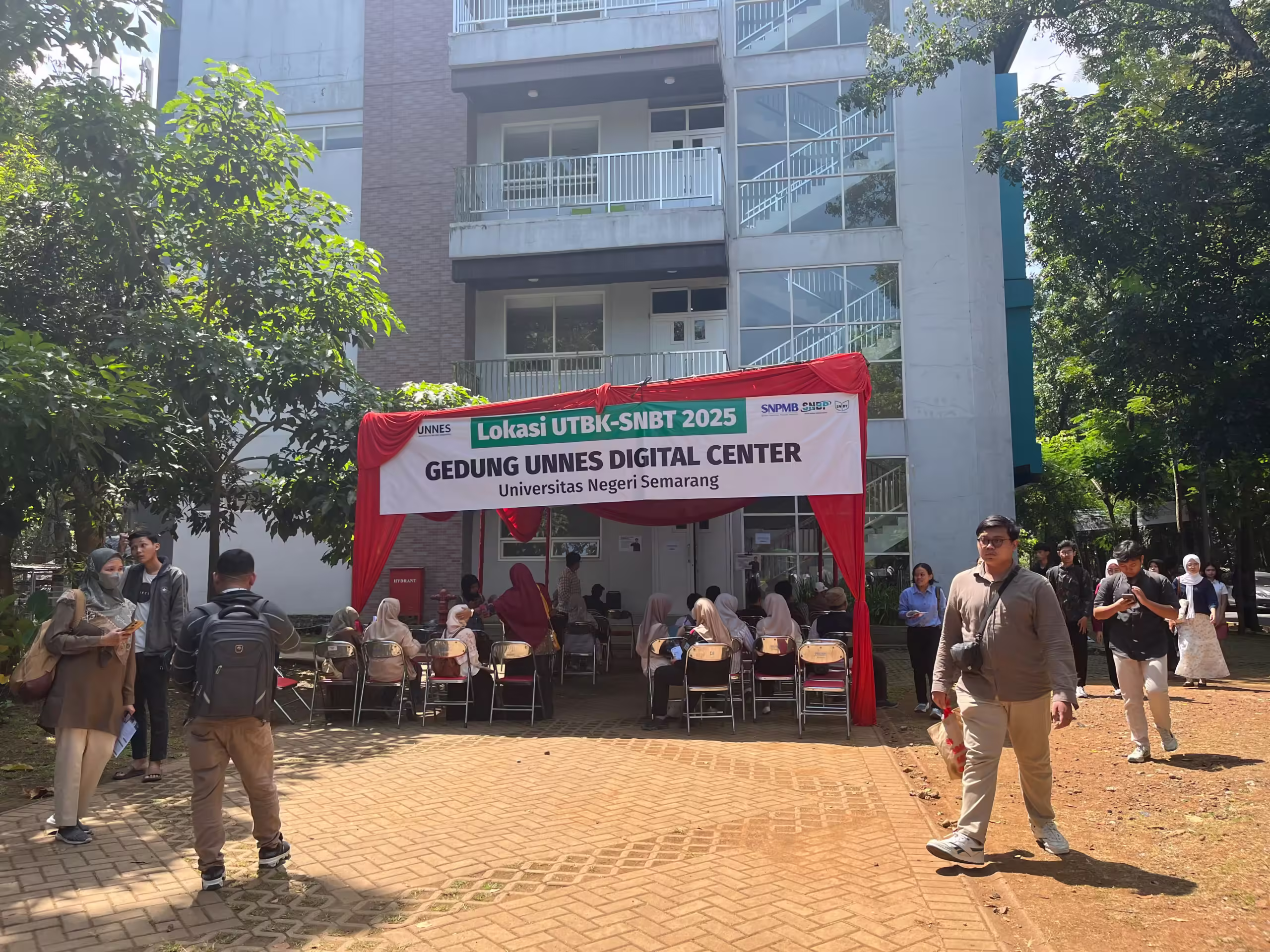 Tenda tempat para pesera UTBK berteduh dan menunggu gilirannya. (Rabu, 23 April 2025) [Gusti/BP2M]