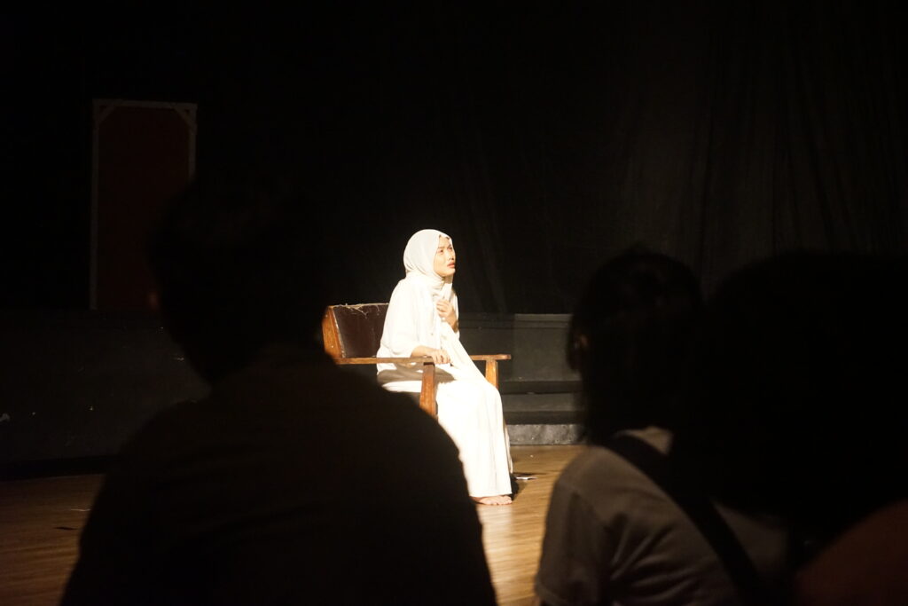 Seorang perempuan bernama Ifana sedang menampilkan monolog sebagai pembuka acara Teater. (Sabtu/17/05/2025) [Zahwa Zahira/Magang BP2M]