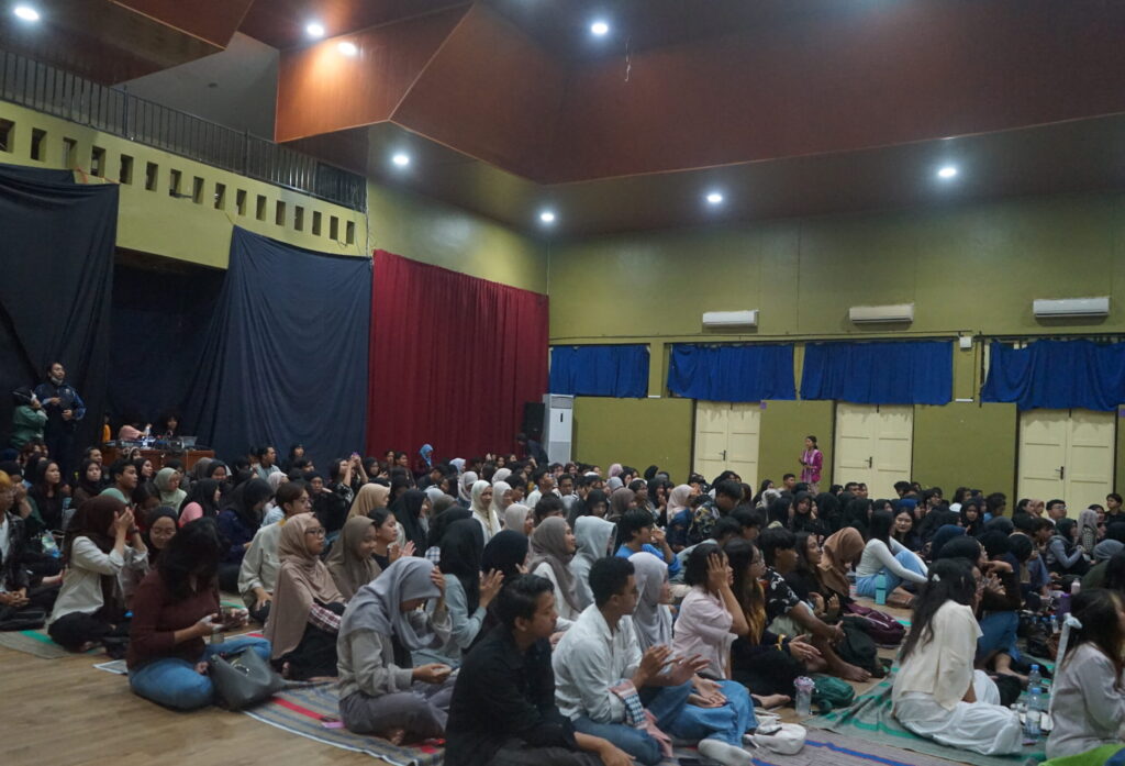 Pertunjukan ditutup dengan tepuk tangan meriah dari para penonton, menggema hingga ke setiap sudut ruangan dan menyisakan aura haru serta kekaguman yang menghangatkan hati (17/05/2025) [Zahwa Zahira/Magang BP2M]