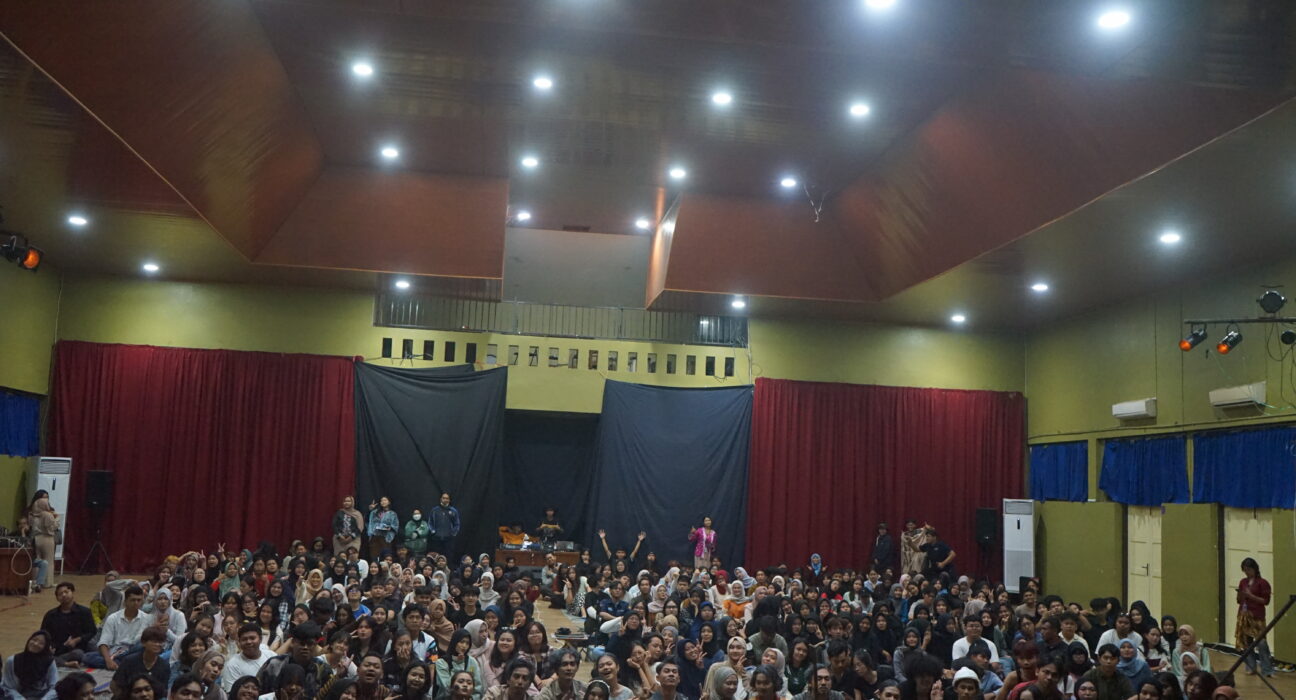 Acara foto bersama antara penonton dan pemain teater di Gedung B6 Fakultas Bahasa dan Seni (FBS), pada Sabtu (17/05/2025) [Zahwa Zahira/Magang BP2M]