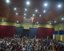 Acara foto bersama antara penonton dan pemain teater di Gedung B6 Fakultas Bahasa dan Seni (FBS), pada Sabtu (17/05/2025) [Zahwa Zahira/Magang BP2M]