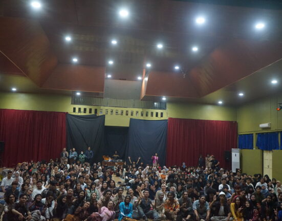 Acara foto bersama antara penonton dan pemain teater di Gedung B6 Fakultas Bahasa dan Seni (FBS), pada Sabtu (17/05/2025) [Zahwa Zahira/Magang BP2M]
