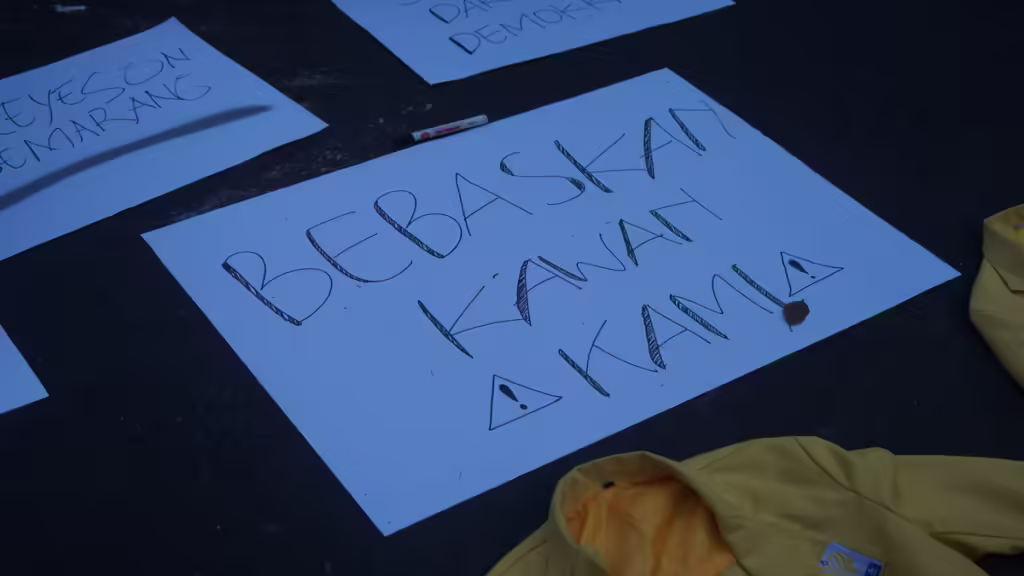 Salah satu kertas yang bertuliskan “Bebaskan Kawan Kami” bersama dengan jas almamater Unnes tersusun saat aksi berlangsung. (Kamis, 22/04/2025) [Lidwina/BP2M]