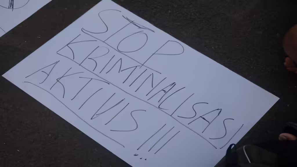 Selembar kertas bertuliskan “Stop Kriminalisasi Aktivis” sebagai bentuk tuntutan terhadap mahasiswa yang ditahan. (Kamis, 22/05/2025) [Sultan/Magang BP2M]