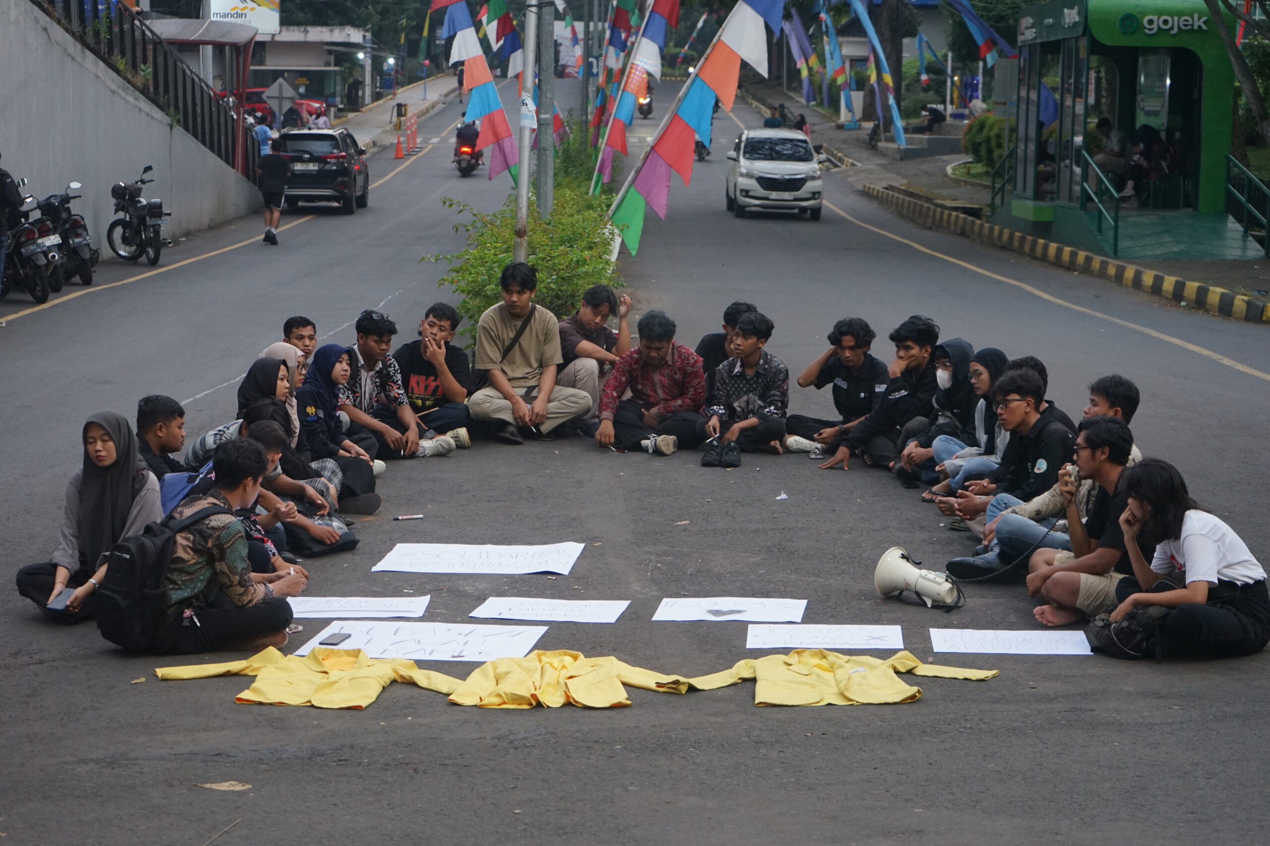 Mahasiswa Unnes duduk melingkar untuk menyampaikan keresahan mereka terhadap situasi demokrasi akhir-akhir ini. (Kamis, 22/05/2025) [Sultan/Magang BP2M]