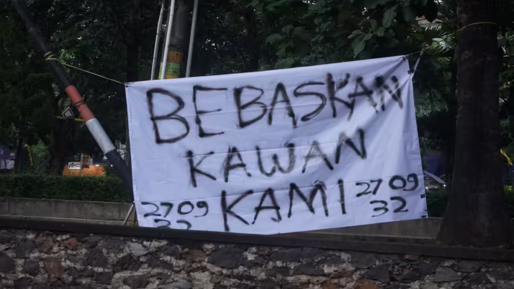 Sepotong spanduk terbentang di Taman Simpang Tujuh bertuliskan “Bebaskan Kawan Kami”. (Kamis, 22/05/2025) [Sultan/Magang BP2M]