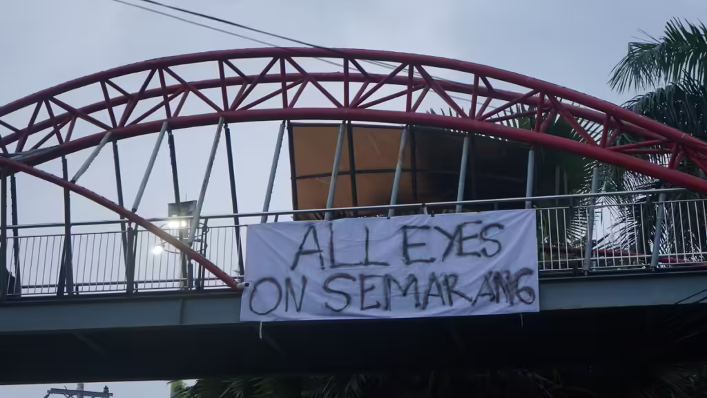 Sebuah spanduk yang tergantung di jembatan sekitar Simpang Tujuh Unnes bertuliskan “All Eyes On Semarang”. (Kamis, 22/05/2025) [Sultan/Magang BP2M]