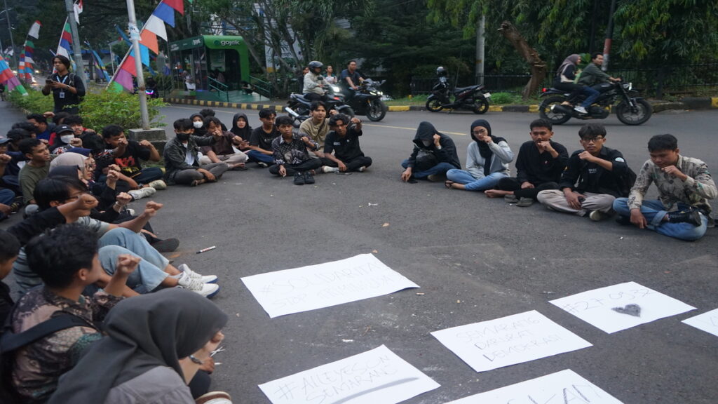 Mahasiswa Unnes duduk melingkar untuk menyampaikan keresahan mereka terhadap situasi demokrasi akhir-akhir ini. (Kamis, 22/05/2025) [Sultan/Magang BP2M]